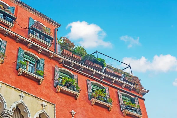 Bâtiment orange sous un ciel bleu — Photo