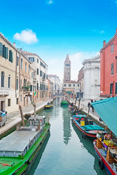 Venedig canal under en blå himmel — Stockfoto