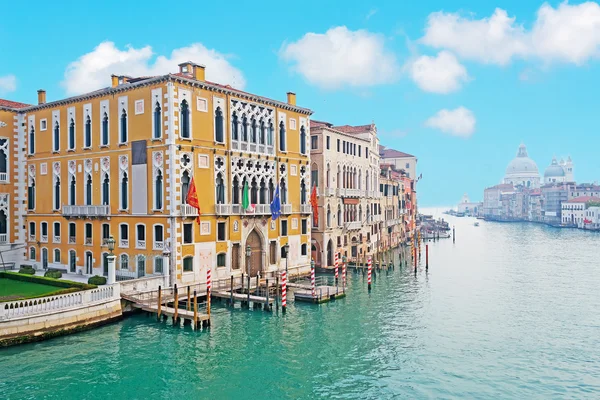 Benátky canal Grande pod jasnou oblohou — Stock fotografie