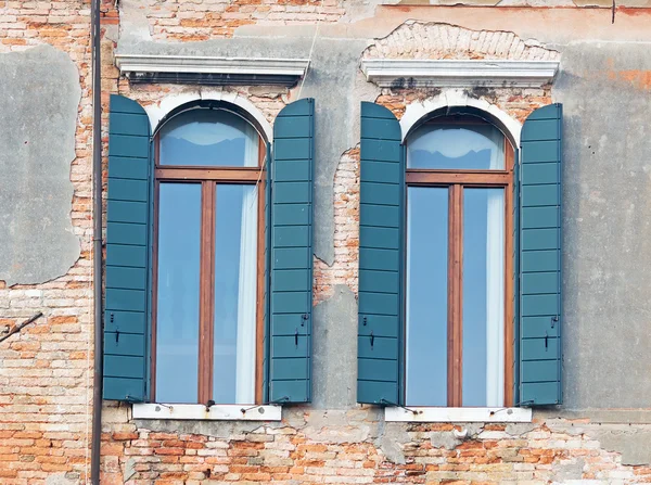 Fenster und Rollläden — Stockfoto