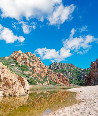 Mavi gökyüzü ve kum