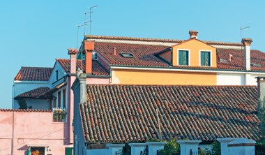 alacakaranlıkta Burano çatılar