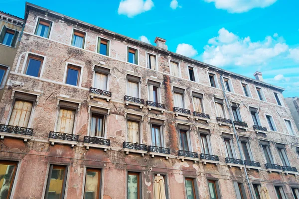 Gebouw en wolken — Stockfoto