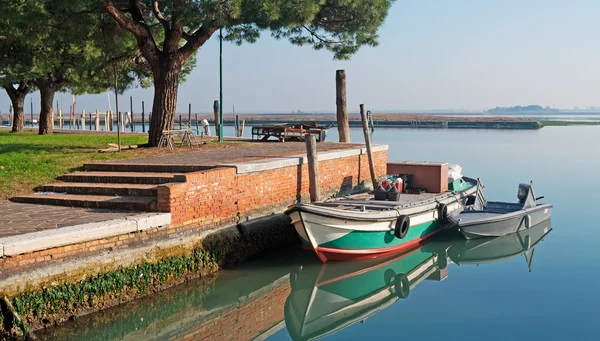 Burano boten in de lagune — Stockfoto