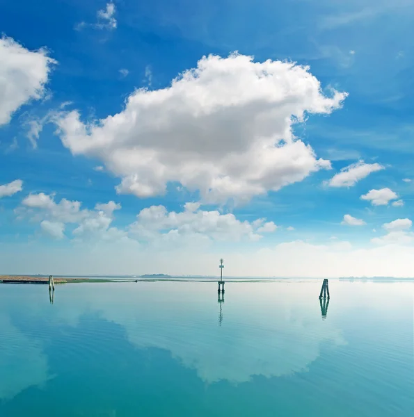 Nuvens sobre a lagoa — Fotografia de Stock