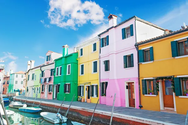 Case colorate lângă canal — Fotografie, imagine de stoc