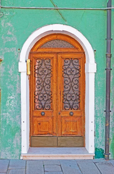 Porte dans un mur vert — Photo