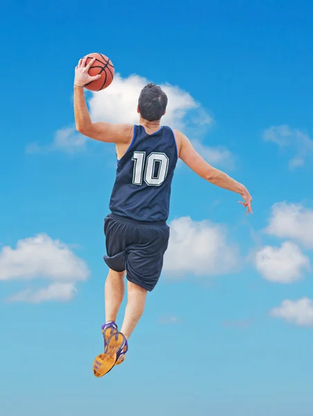 Dunk among the clouds — Stock Photo, Image