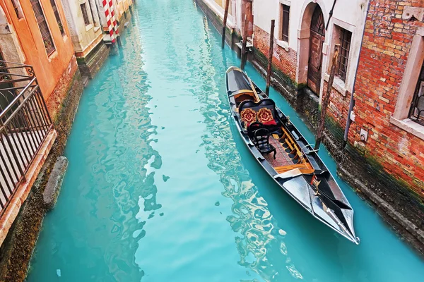 Gondola in a canal — Stock Photo, Image