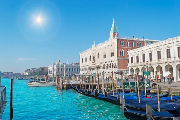 Gondolas por la plaza de San Marco — Foto de Stock