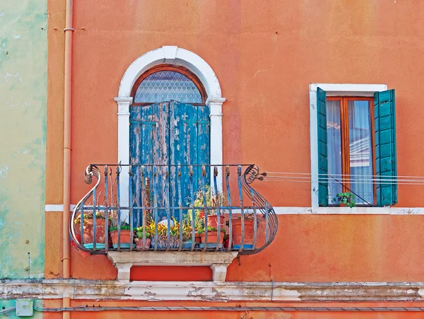 Orangefarbene Wand mit Fenstern — Stockfoto