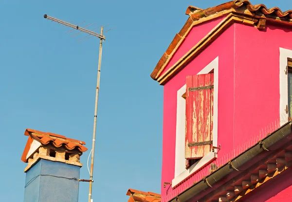 Růžový dům a modrá obloha — Stock fotografie
