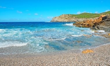 mavi su ve argentiera içinde çakıl