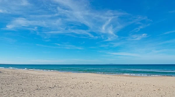 Blauer Himmel über Platamona — Stockfoto