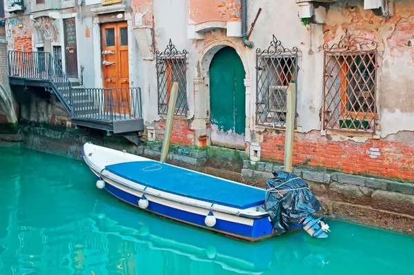 Boat in the canal — Stock Photo, Image