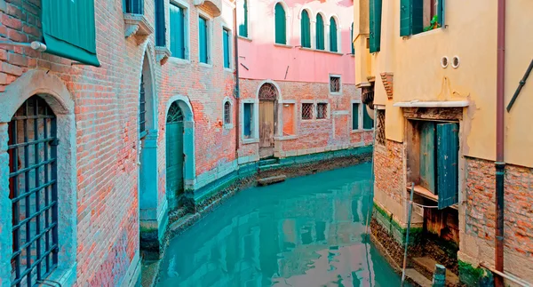 Canal and buildings — Stock Photo, Image