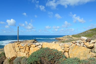 Deniz kenarında kuru taş duvar