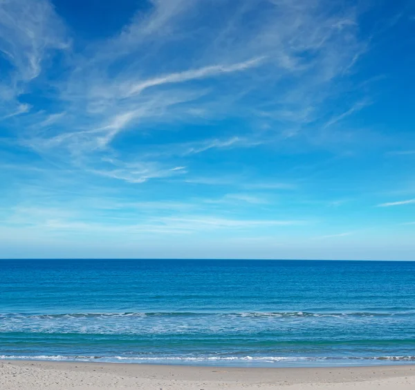 Cielo azul junto a la orilla —  Fotos de Stock