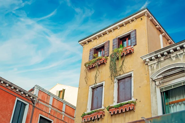 Cloudy houses — Stock Photo, Image