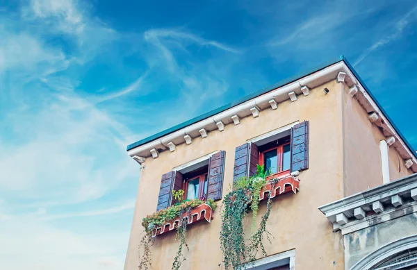 Cloudy house — Stock Photo, Image