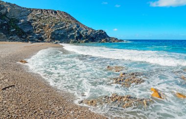 Taş, çakıl ve dalgalar