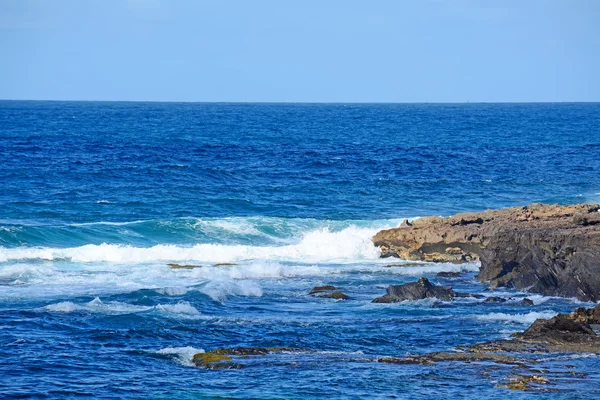 Ruwe zee en bruine rotsen — Stockfoto