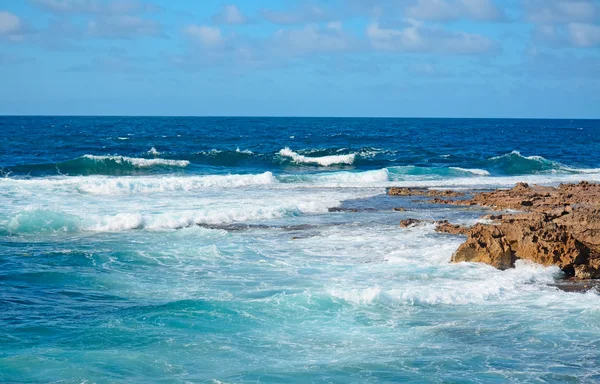 Ruwe zee en rotsen — Stockfoto