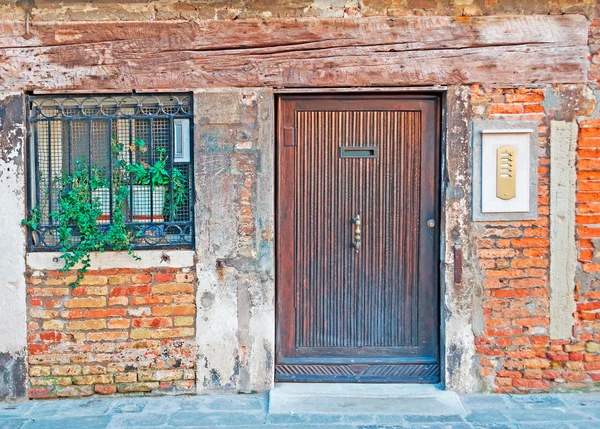 Puerta gruñona y ventana —  Fotos de Stock