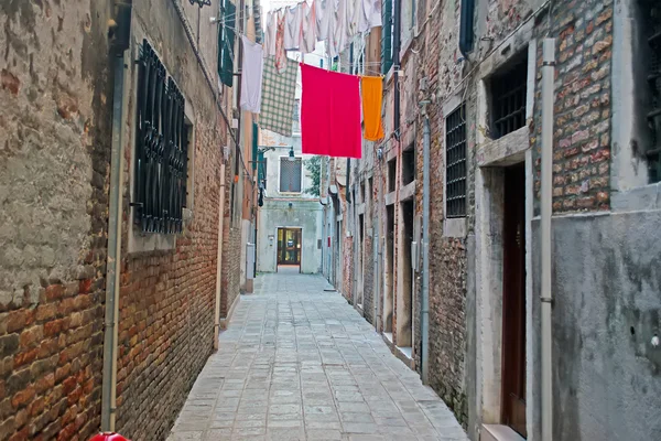 Smalle backstreet in Venetië — Stockfoto