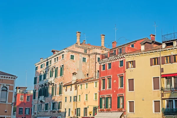 Vecchi edifici e cielo blu — Foto Stock