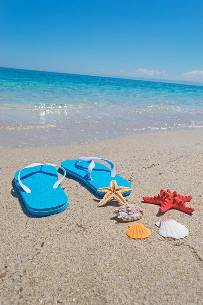 Sandals by the shore — Stock Photo, Image