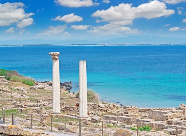 tharros kıyıya bulutlar ile