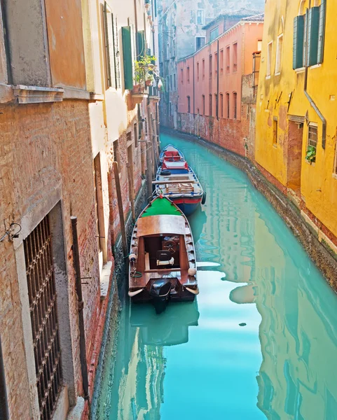 Canal pequeño con barcos — Foto de Stock