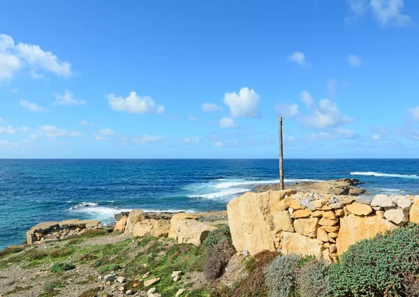 Stenen muur aan zee — Stockfoto