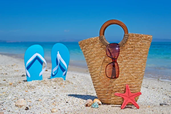 Straw bag on then sand — Stock Photo, Image