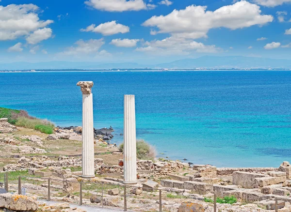 Tharros rivage avec des nuages — Photo