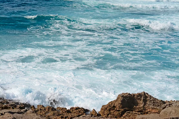 Κύματα και καφέ βράχια — Φωτογραφία Αρχείου