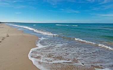 dalgalar üzerinde suların çekildiği kıyı
