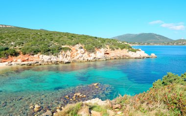 cala dragunara mavi gökyüzünde