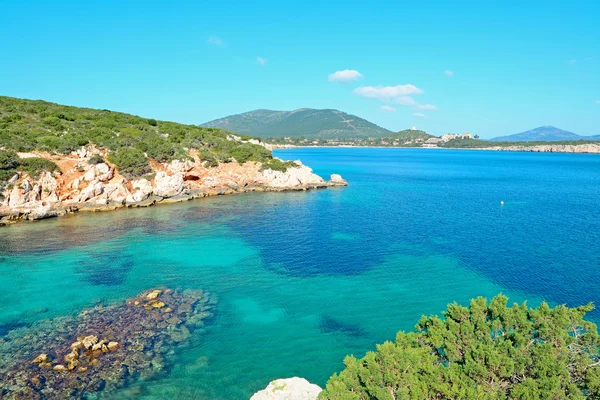 Acqua limpida e rocce — Foto Stock