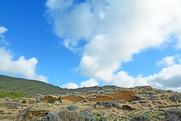 Nuvens sobre uma colina verde — Fotografia de Stock