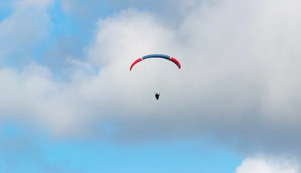 Planeador bajo las nubes — Foto de Stock