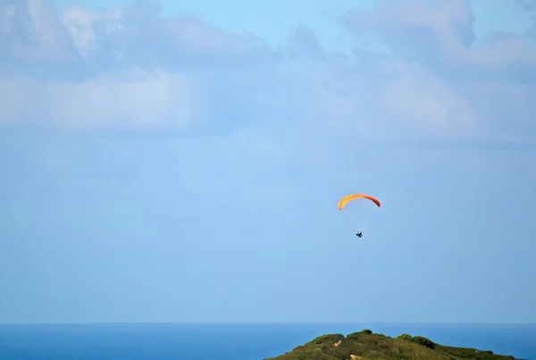 Para planeur au-dessus de la mer — Photo