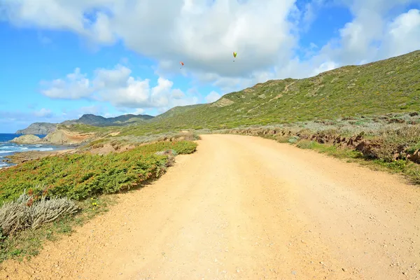 Para gliders and dirt road — Stock Photo, Image