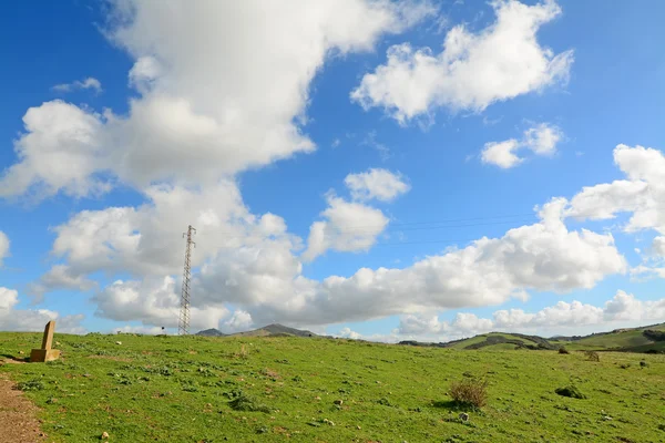 Pylon i chmury — Zdjęcie stockowe