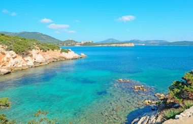 kayalar ve turkuaz deniz