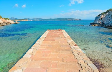 kayalık iskele ve mavi deniz