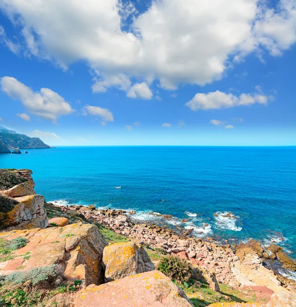 Rotsen en wolken in porticciolo — Stockfoto