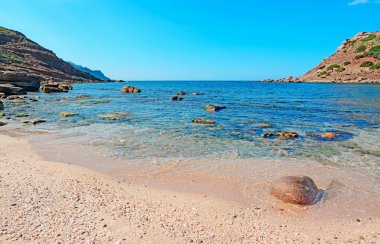 kumlu suların çekildiği kıyı