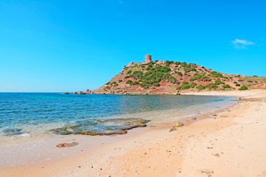 ıslak kayalar ve kum